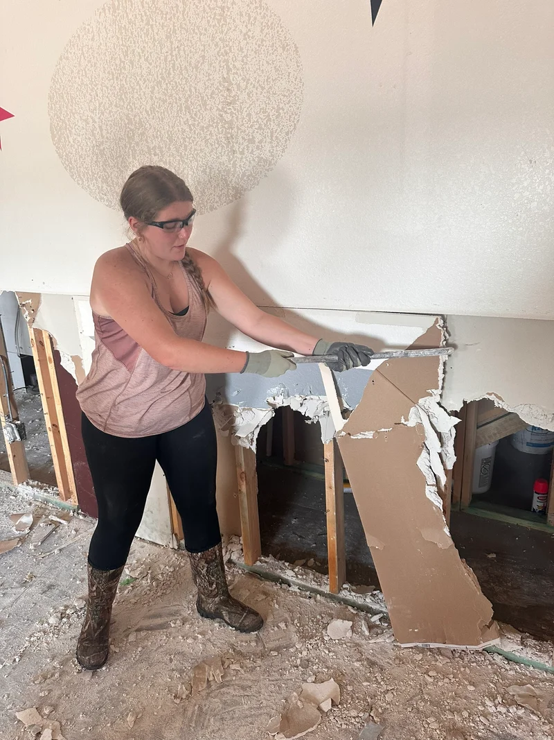 Extreme Cheer demo from damages F2 Tornado7 Aeriana is getting it